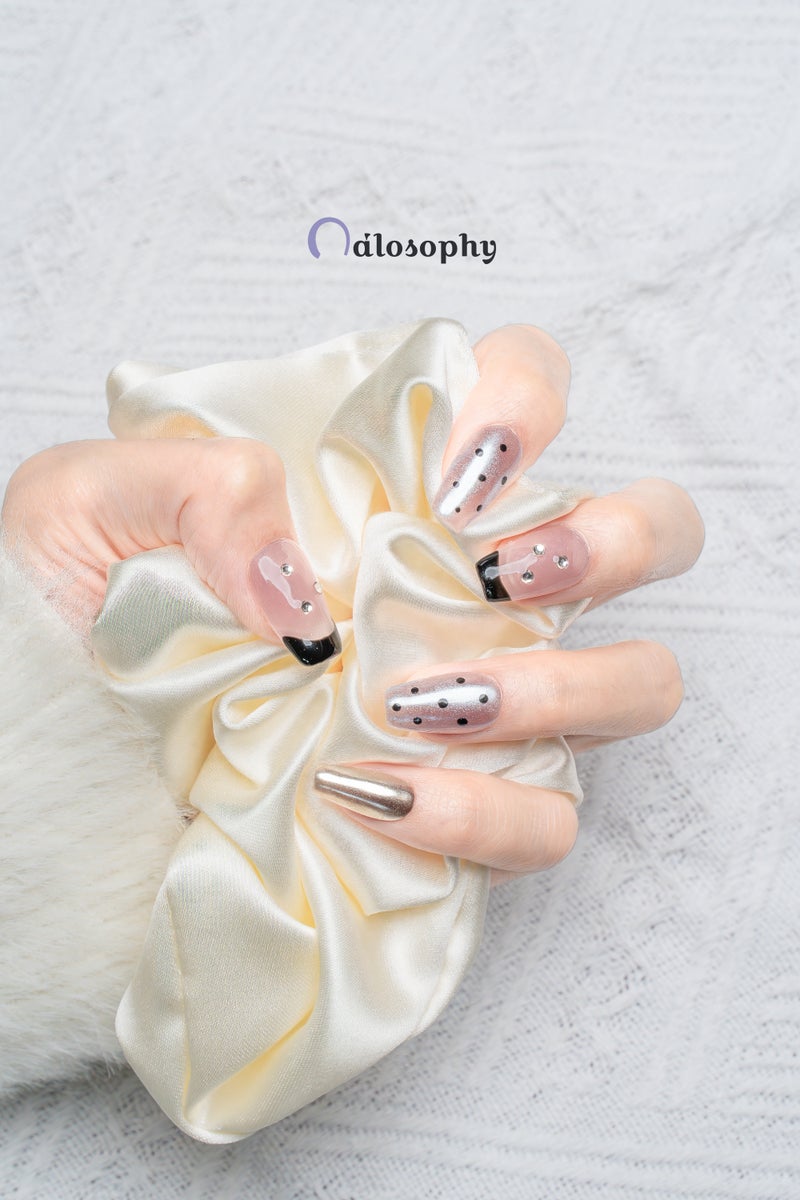 Nailosophy أظافر جل مصنوعة يدويًا قابلة للتثبيت بنقاط بولكا سوداء وكروم فضي | شكل كوفين - Image 4
